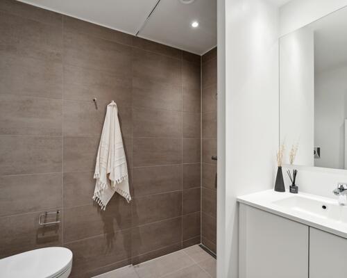 Moderne rækkehus med træterrasse og have