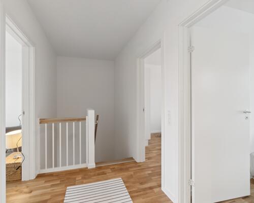 Moderne rækkehus med træterrasse og have