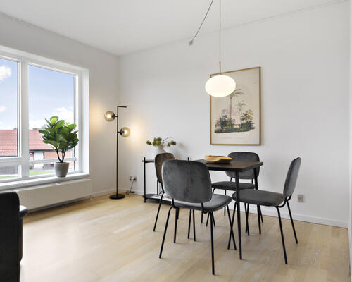 Dejlig beliggenhed - 2 vær. med mindre have. Gratis parkering.