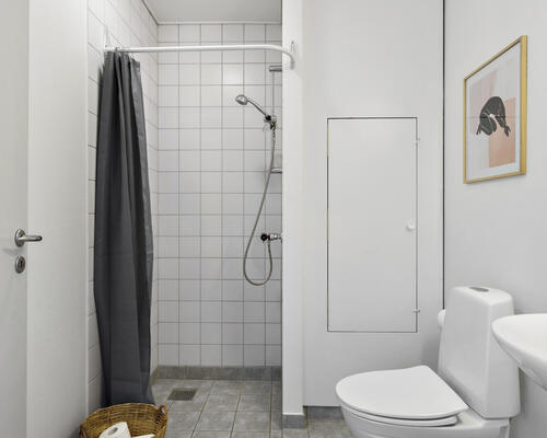 Dejlig beliggenhed - 2 vær. med mindre have. Gratis parkering.