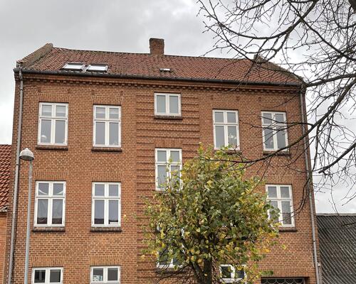 Rummelig 2-vær. i Horsens centrum!