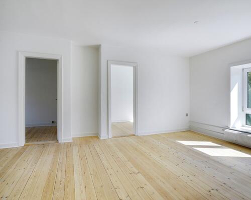 Lys 4-værelses på 81 m2 med tre gode værelser – tæt på indkøb, bus og sport