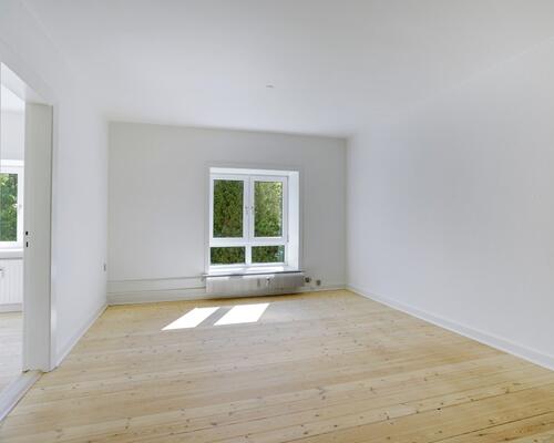 Lys 4-værelses på 81 m2 med tre gode værelser – tæt på indkøb, bus og sport