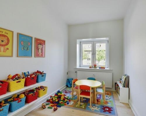 Lys 4-værelses på 81 m2 med tre gode værelser – tæt på indkøb, bus og sport