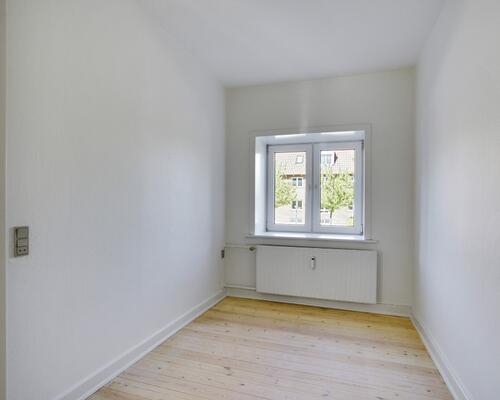 Lys 4-værelses på 81 m2 med tre gode værelser – tæt på indkøb, bus og sport