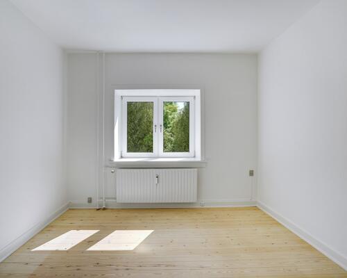 Lys 4-værelses på 81 m2 med tre gode værelser – tæt på indkøb, bus og sport