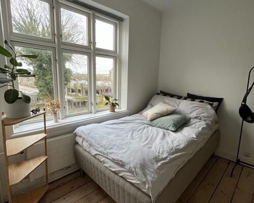 Hyggelig 2-værelses lejlighed med New Yorker-væg