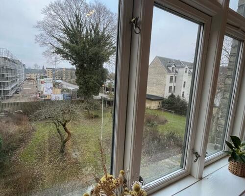 Hyggelig 2-værelses lejlighed med New Yorker-væg