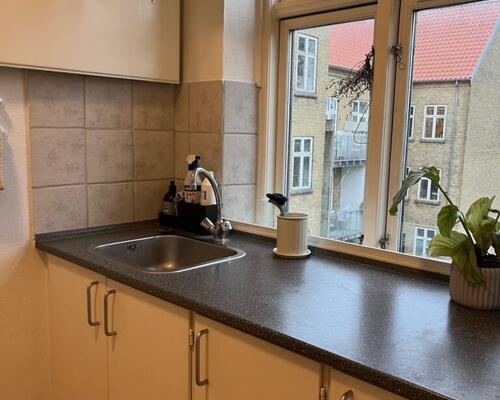 Hyggelig 2-værelses lejlighed med New Yorker-væg