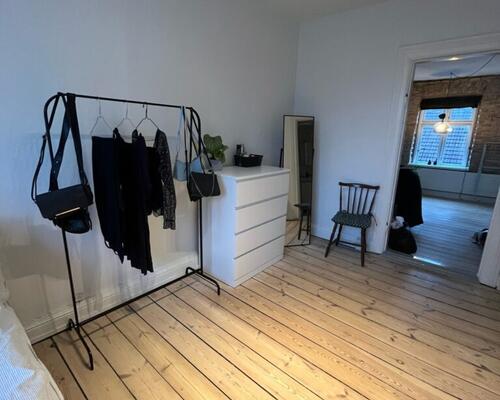 Hyggelig 2-værelses lejlighed med New Yorker-væg