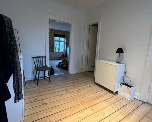 Hyggelig 2-værelses lejlighed med New Yorker-væg