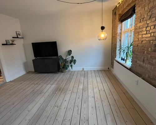 Hyggelig 2-værelses lejlighed med New Yorker-væg