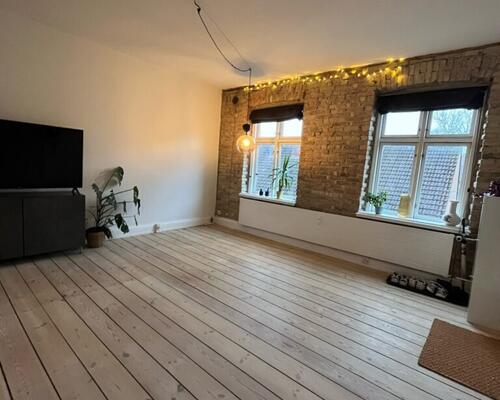 Hyggelig 2-værelses lejlighed med New Yorker-væg