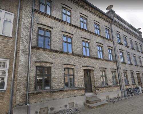 Hyggelig 2-værelses lejlighed med New Yorker-væg