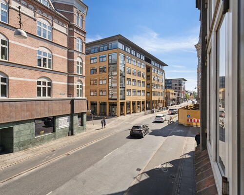 Lys 3-værelses på 89 m2 med altan – 2 minutters gang til gågade og havnefront