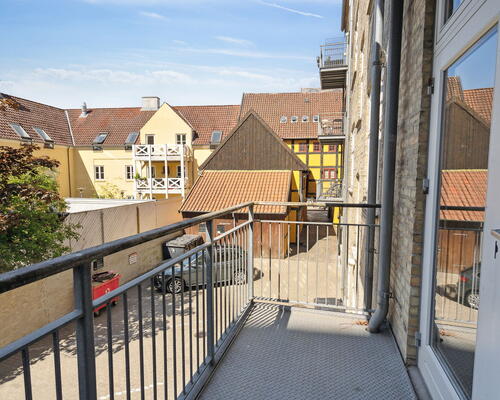 Lys 3-værelses på 89 m2 med altan – 2 minutters gang til gågade og havnefront