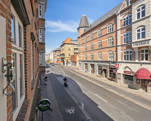 Lys 3-værelses på 89 m2 med altan – 2 minutters gang til gågade og havnefront