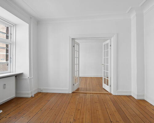 Lys 3-værelses på 89 m2 med altan – 2 minutters gang til gågade og havnefront