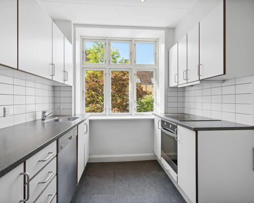 Lys 3-værelses på 89 m2 med altan – 2 minutters gang til gågade og havnefront