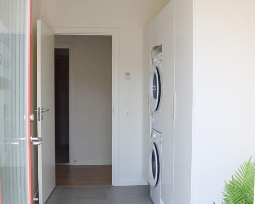 Rummeligt 4-værelses rækkehus med gode værelser. Obs. alle billeder, plantegninger og visualiseringer er vejledende. Denne bolig er spejlvendt ift. plantegningen.