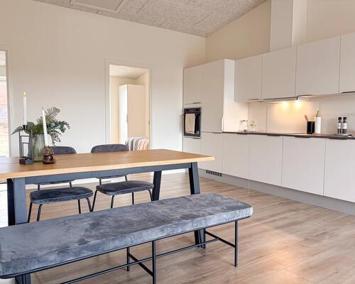 Rummeligt 4-værelses rækkehus med gode værelser. Obs. alle billeder, plantegninger og visualiseringer er vejledende. Denne bolig er spejlvendt ift. plantegningen.