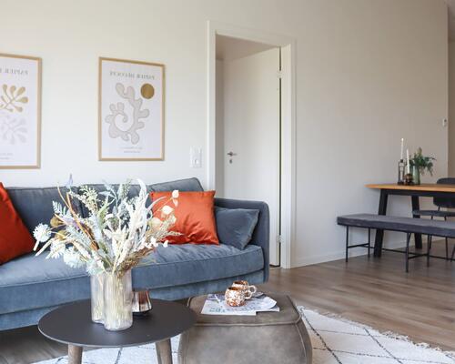 Rummeligt 4-værelses rækkehus med gode værelser. Obs. alle billeder, plantegninger og visualiseringer er vejledende. Denne bolig er spejlvendt ift. plantegningen.