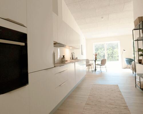 Lækkert 2-værelses rækkehus med god indretning. Obs. alle billeder, plantegninger og visualiseringer er vejledende. Denne bolig er spejlvendt ift. plantegningen.