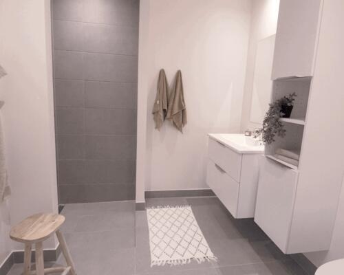 Lækkert 2-værelses rækkehus med god indretning. Obs. alle billeder, plantegninger og visualiseringer er vejledende. Denne bolig er spejlvendt ift. plantegningen.