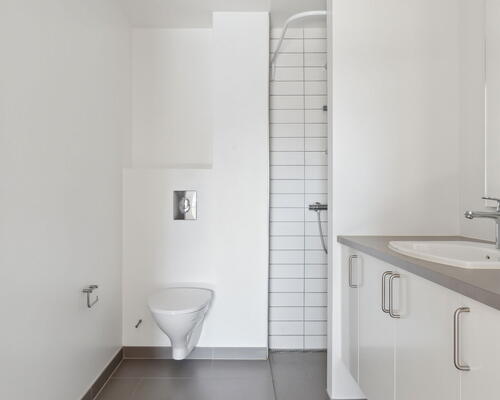 Moderne 3-vær. bolig på første sal i Tækkerhusene, Hillerød: Elevator og privat altan. Perfekt beliggenhed ved både natur og by liv