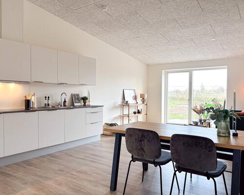 Lækkert 4-værelses rækkehus. Obs. alle billeder og plantegninger er vejledende. Denne bolig er spejlvendt ift. plantegningen.