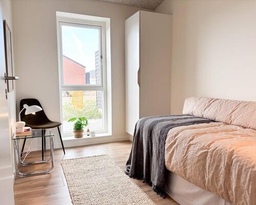 Lækkert 4-værelses rækkehus. Obs. alle billeder og plantegninger er vejledende. Denne bolig er spejlvendt ift. plantegningen.