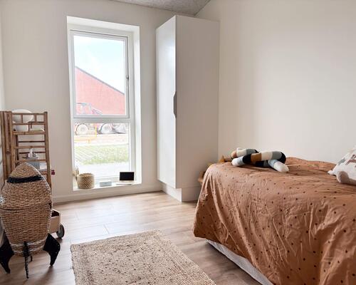 Lækkert 4-værelses rækkehus. Obs. alle billeder og plantegninger er vejledende. Denne bolig er spejlvendt ift. plantegningen.