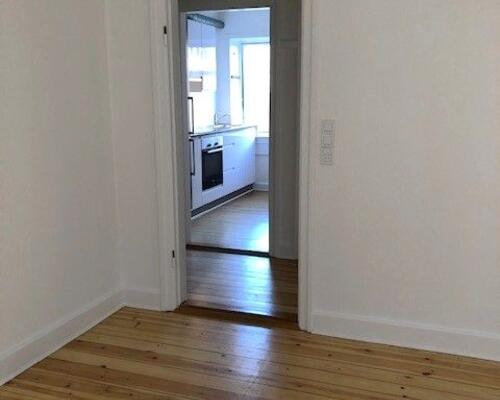 2-værelses udenfor volden med nyt køkken. Huslejen er INKL. vand.