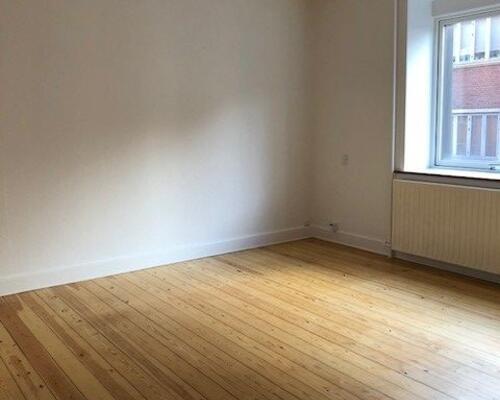 2-værelses udenfor volden med nyt køkken. Huslejen er INKL. vand.