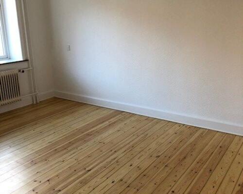 2-værelses udenfor volden med nyt køkken. Huslejen er INKL. vand.