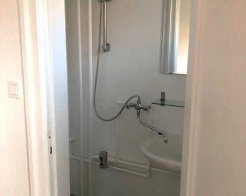 2-værelses udenfor volden med nyt køkken. Huslejen er INKL. vand.