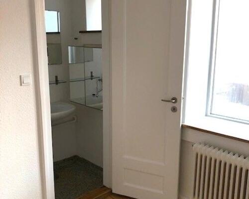 2-værelses udenfor volden med nyt køkken. Huslejen er INKL. vand.