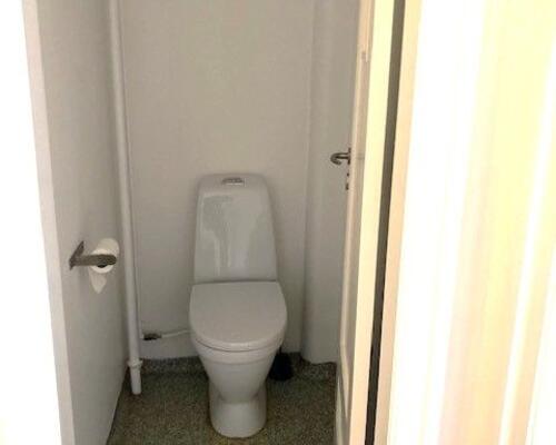 2-værelses udenfor volden med nyt køkken. Huslejen er INKL. vand.