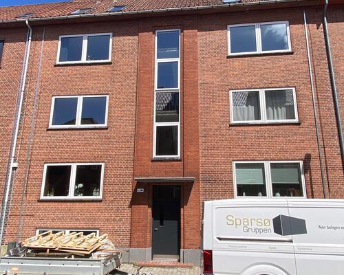 2-værelses udenfor volden med nyt køkken. Huslejen er INKL. vand.