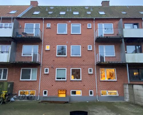 2-værelses udenfor volden med nyt køkken. Huslejen er INKL. vand.