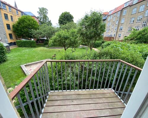 Gennemgribende istandsat (fordelt på stue og høj kælder)