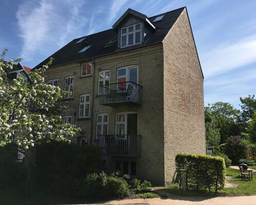 Gennemgribende istandsat (fordelt på stue og høj kælder)