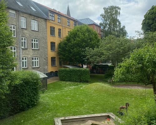 Gennemgribende istandsat (fordelt på stue og høj kælder)