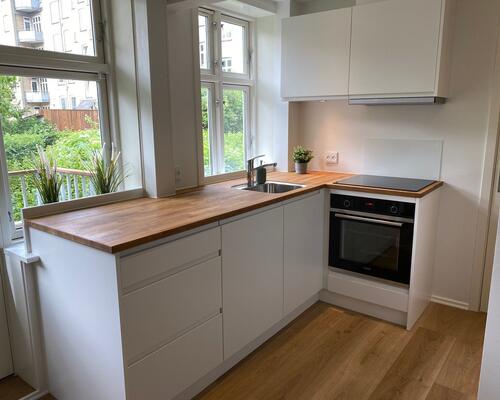 Gennemgribende istandsat (fordelt på stue og høj kælder)