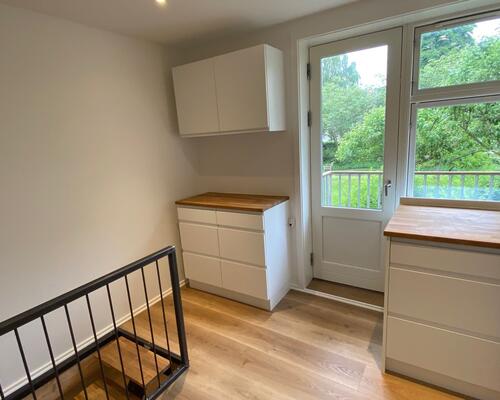 Gennemgribende istandsat (fordelt på stue og høj kælder)