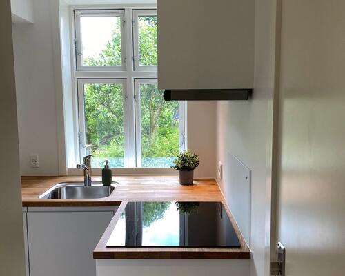 Gennemgribende istandsat (fordelt på stue og høj kælder)