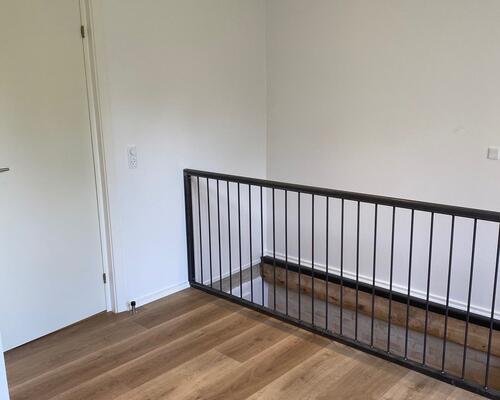 Gennemgribende istandsat (fordelt på stue og høj kælder)