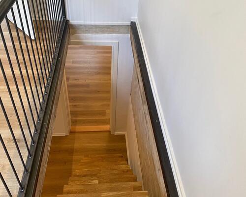 Gennemgribende istandsat (fordelt på stue og høj kælder)