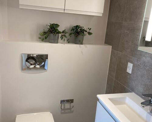 Gennemgribende istandsat (fordelt på stue og høj kælder)