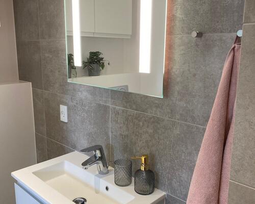 Gennemgribende istandsat (fordelt på stue og høj kælder)